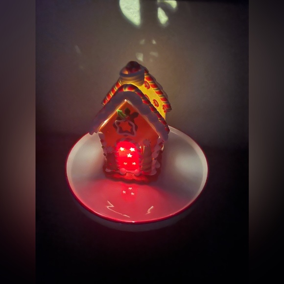 Small Light Up Gingerbread House - Picture 4 of 6